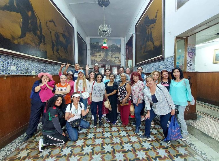 Grupo en pasillo de museo con pinturas