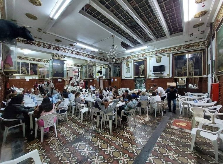 Grupo en recorrido cultural dentro de un recinto histórico